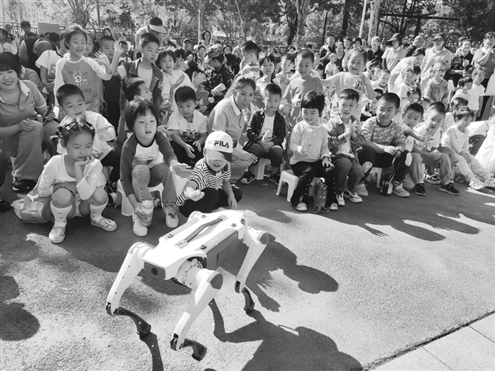 9月30日,济南市历下区锦屏幼教集团举办了亲子科技游园会